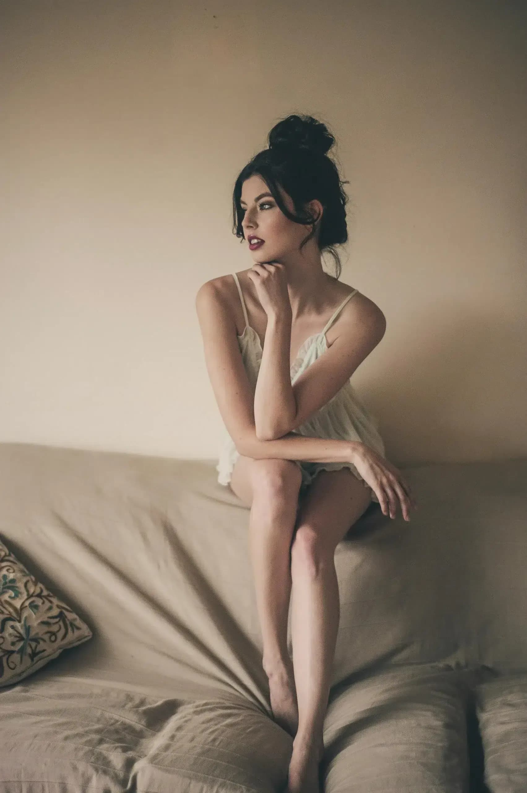 Brunette escort in witte lingerie