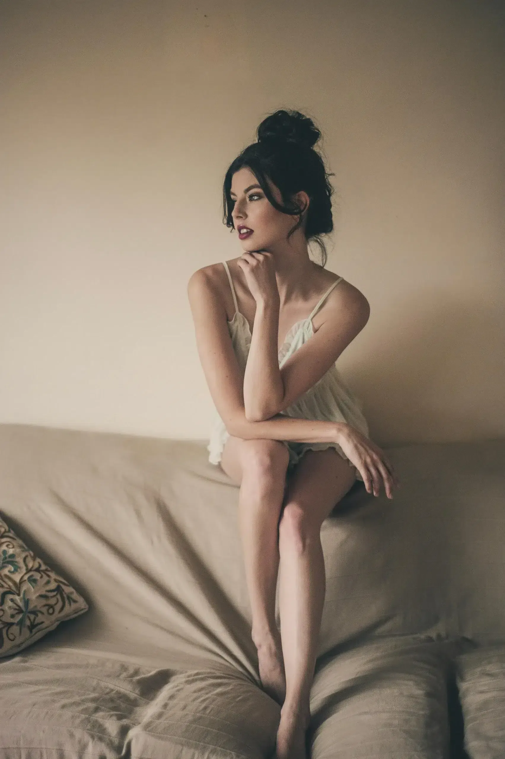 Brunette escort in witte lingerie